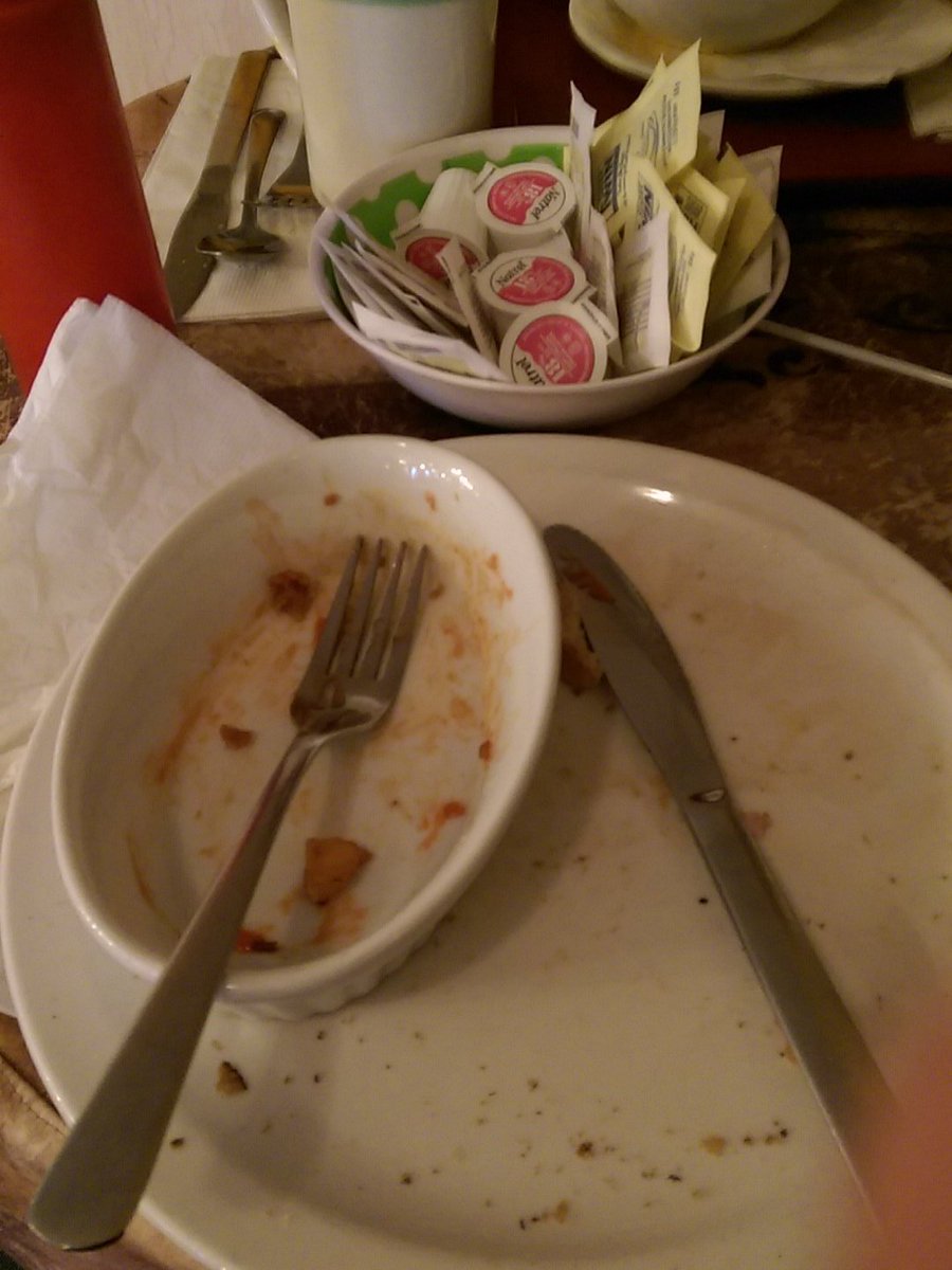 TheBarriault's tweet photo. @ryanhermens back at aromas for some hash browns. #classicbarrio https://t.co/MKdm1E9M4z