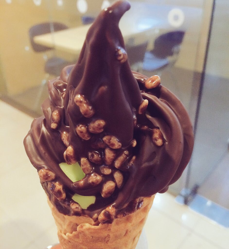 pebbykins's tweet photo. Went out earlier to buy ice cream with @miguitweets 😄🍦 https://t.co/UCiWdf21Qt