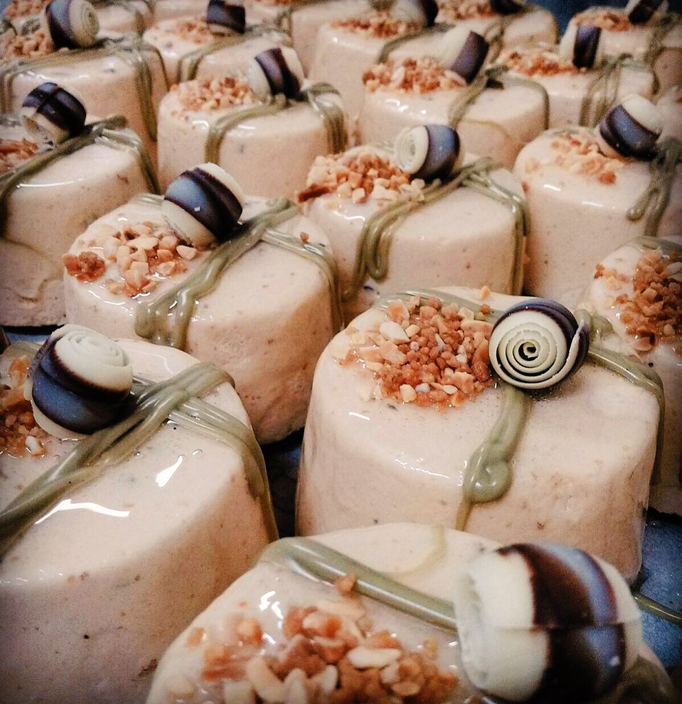 sanantoniorota's tweet photo. Sabores de Navidad:
Mouse de turrón y pistacho, postre perfecto 🍰😋
#turron #pistacho #navidad2015 #rota @ElBucarito https://t.co/xLkfQYvru3