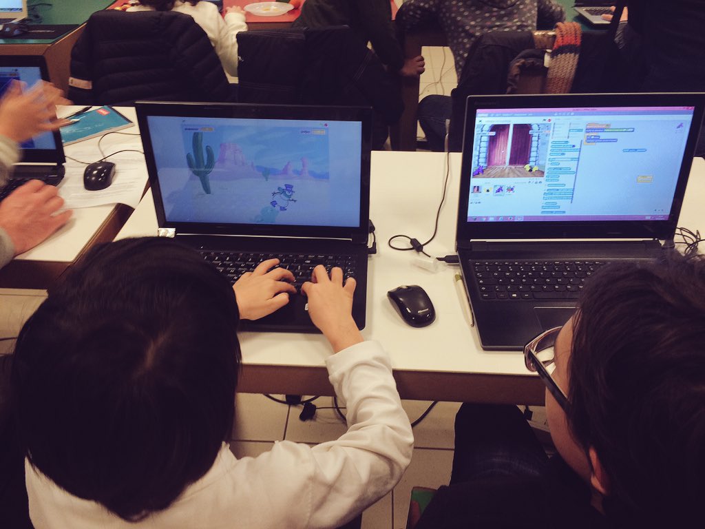 gbonanome's tweet photo. Palle di neve e intelligenze artificiali per la #HourOfCode al @coderdojopd #scratchatchristmas #dojopic https://t.co/SU2Jg4EVaY