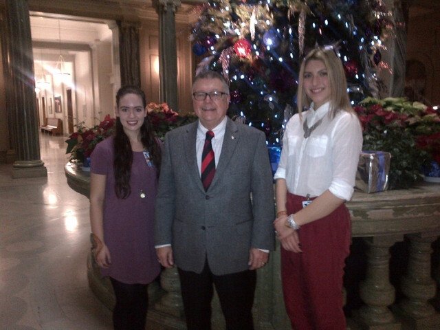 RalphGoodale's tweet photo. Avec 2 des participants à la 20e séance de cette année du Parlement jeunesse fransaskois à Regina. https://t.co/1up8S0vpzU