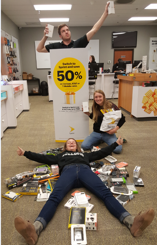SWirelessNw's tweet photo. @SWirelessNw Team Bend South bringing the holiday cheer!! #SWNWHappyCuswtomer @RickyKBaker @Sprint_West @SWNW_SG https://t.co/6eK907TrIJ