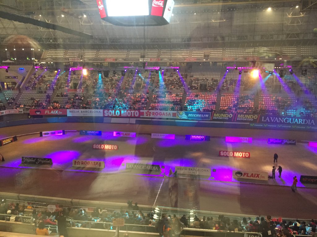 FrancescLatorre's tweet photo. Comença a omplir-se el Sant Jordi. 18:50 a @esport3 espectacle dirt track amb l'anàlisi tècnica de @ferrigas Luxe! https://t.co/EpHjdHFeeP