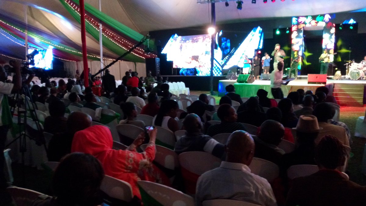 WhatsGood_LIVE's tweet photo. @KidumMusic is performing now at #ExtremeComedy .. Where are you partying at? It's weekend FAM! https://t.co/KZo5BhW0j8