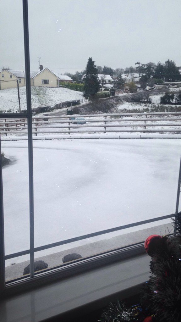 LisaMc_E's tweet photo. Looks like it's going to be a white Christmas in Monaghan 🙈 #NotWinterReady #CarCantGetUpDriveway #CountryProblems https://t.co/1a6D17cScD
