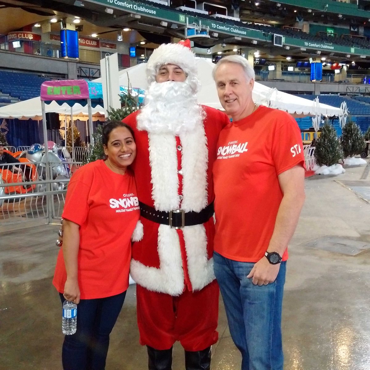 TimDickins's tweet photo. Volunteering at the Rogers Holiday Party. #snowball2015 https://t.co/E2S1xR0Qj8