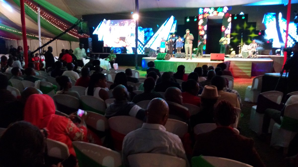 WhatsGood_LIVE's tweet photo. @KidumMusic is performing now at #ExtremeComedy .. Where are you partying at? It's weekend FAM! https://t.co/KZo5BhW0j8