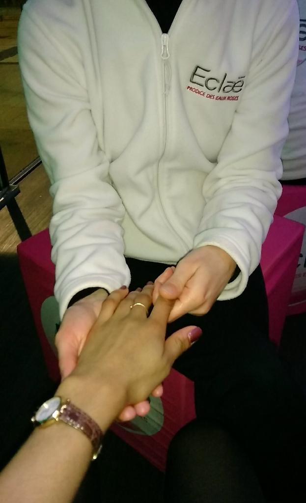 BruneAmbre's tweet photo. #Eclae soins pour les mains 💃💆 https://t.co/cSmHJa9IM2