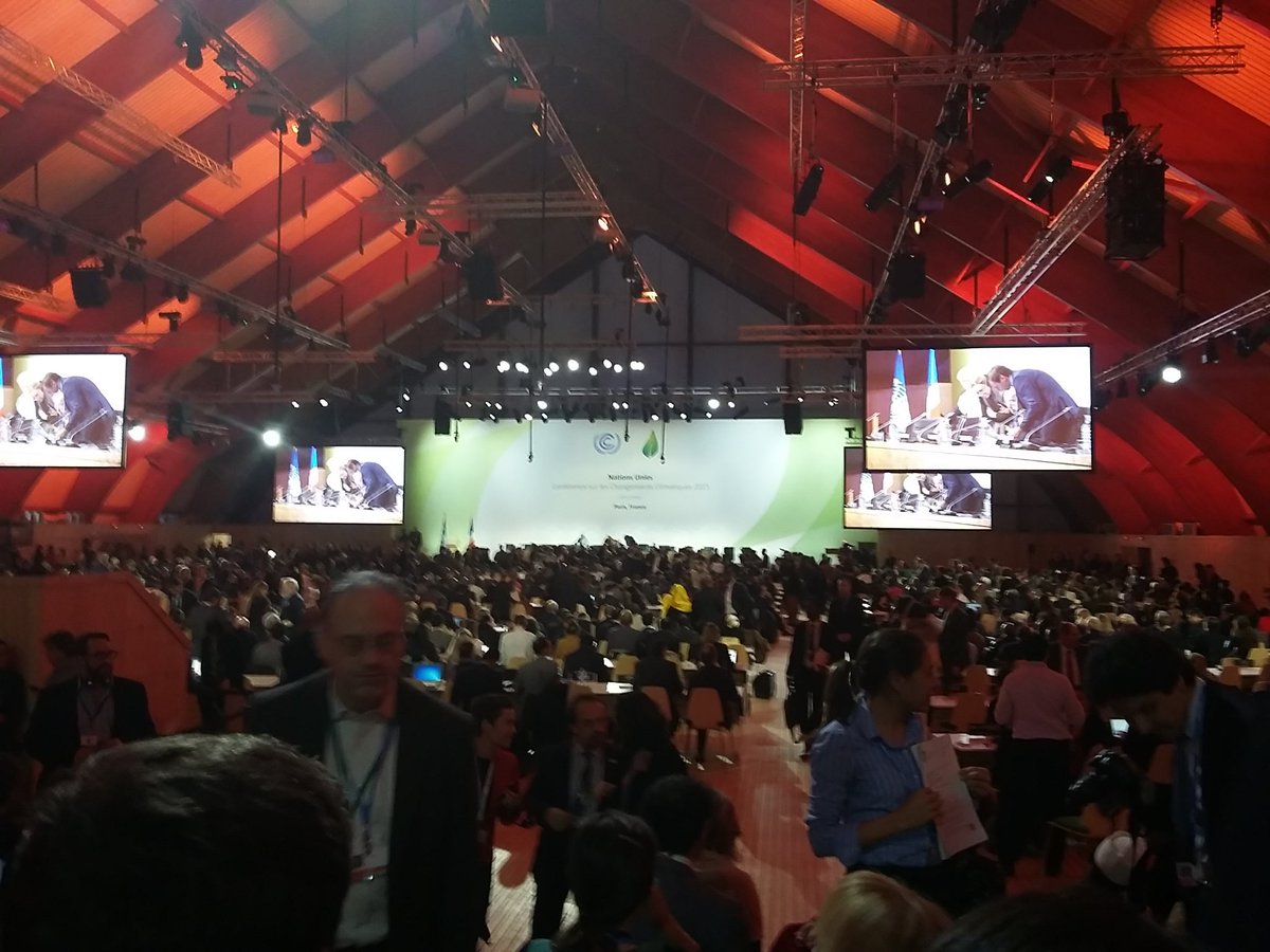 JudithJaku's tweet photo. Dans la salle du Comité de Paris... à l'aube d'un instant historique pour un #AccordDeParis #COP21 https://t.co/kCUrEuyE5F