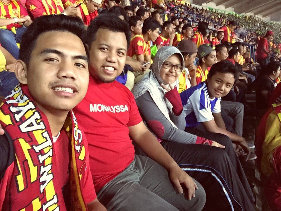 monalyssaband's tweet photo. Tahniah Selangor! 
@mojahusni n manager @bowlatt tunjuk support, siap pakai baju #Monalyssa #DuaKakiBerlari #SFMM30 https://t.co/TpQCLDuxsv