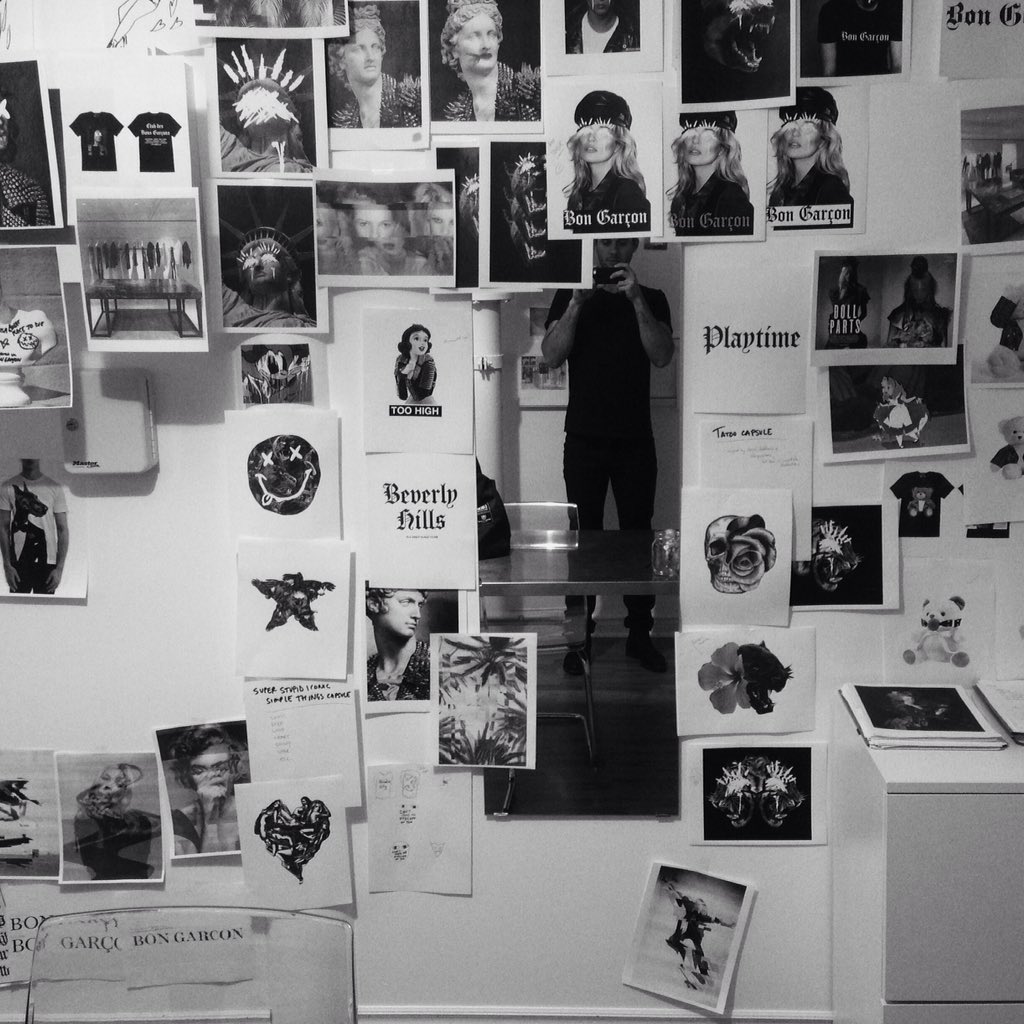 jsvatina's tweet photo. Organized choas while working on new @domrebel graphics 🍟🍟 https://t.co/lv3BlxVcyY