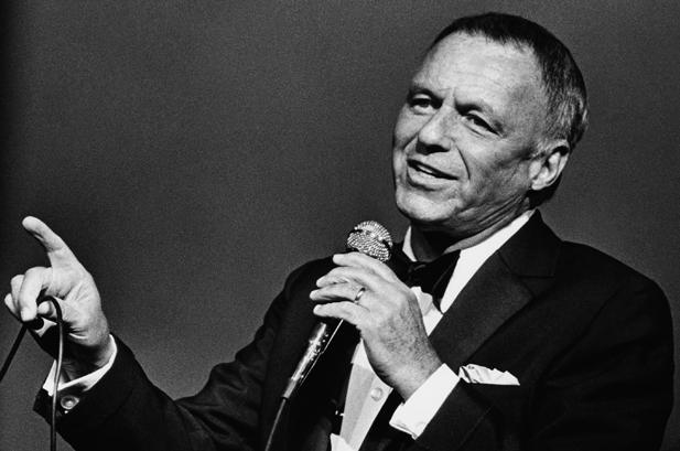 Hoy hace 100 años del nacimiento del  actor y cantante Frank Sinatra . «La Voz», es ya un mito del siglo XX.