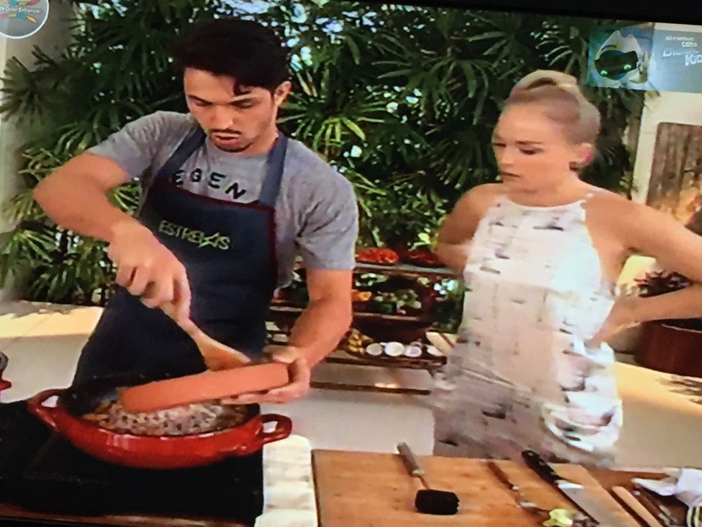 estrelastv's tweet photo. Rómulo Estrela cozinhando no #Estrelas com a Angélica! @angelicaksy @RedeGlobo https://t.co/rHPacG8CKr