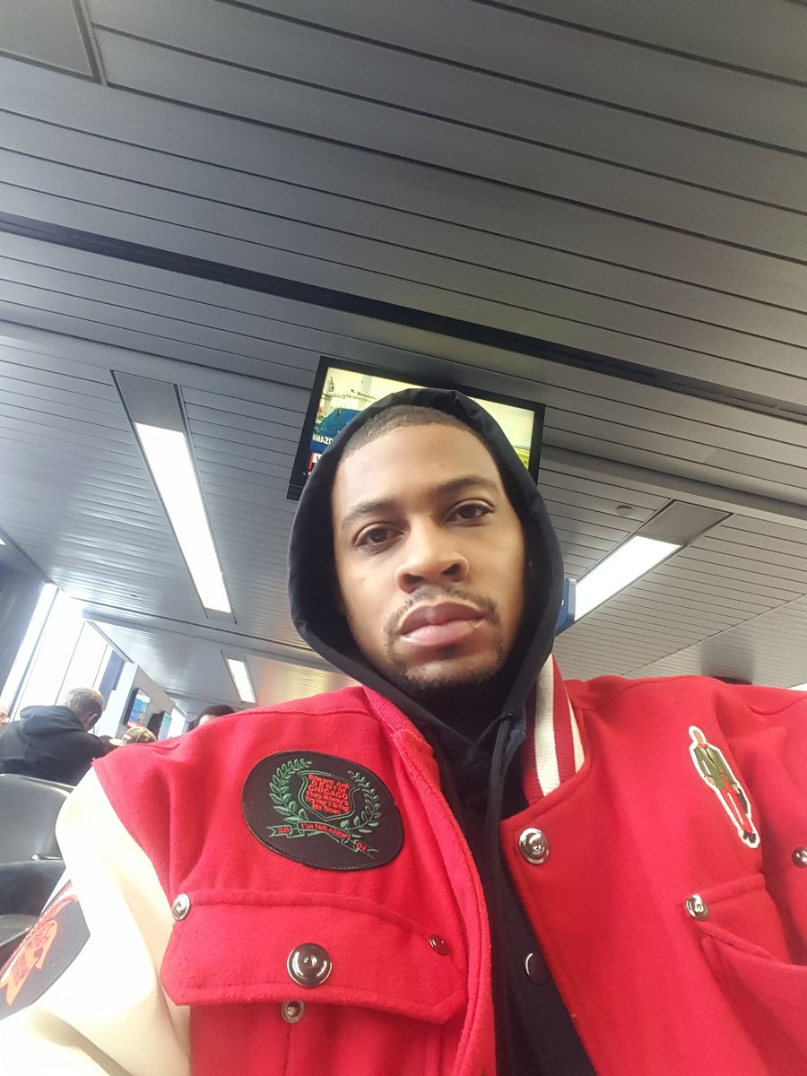 nflharvey's tweet photo. Headed to Kansas city MO Wuddap #waitingtoboard #businesstrip #musiclife #clockmaff https://t.co/Bu6NpYMSPB