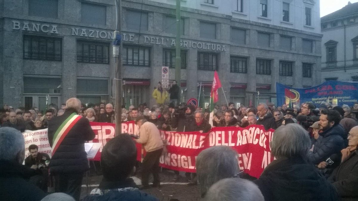 giulianopisapia's tweet photo. 12/12/1969-12/12/2015 #Milano commemora le vittime innocenti della Strage di #PiazzaFontana. https://t.co/pPwD2bACV3 https://t.co/lj1i9O5YWR