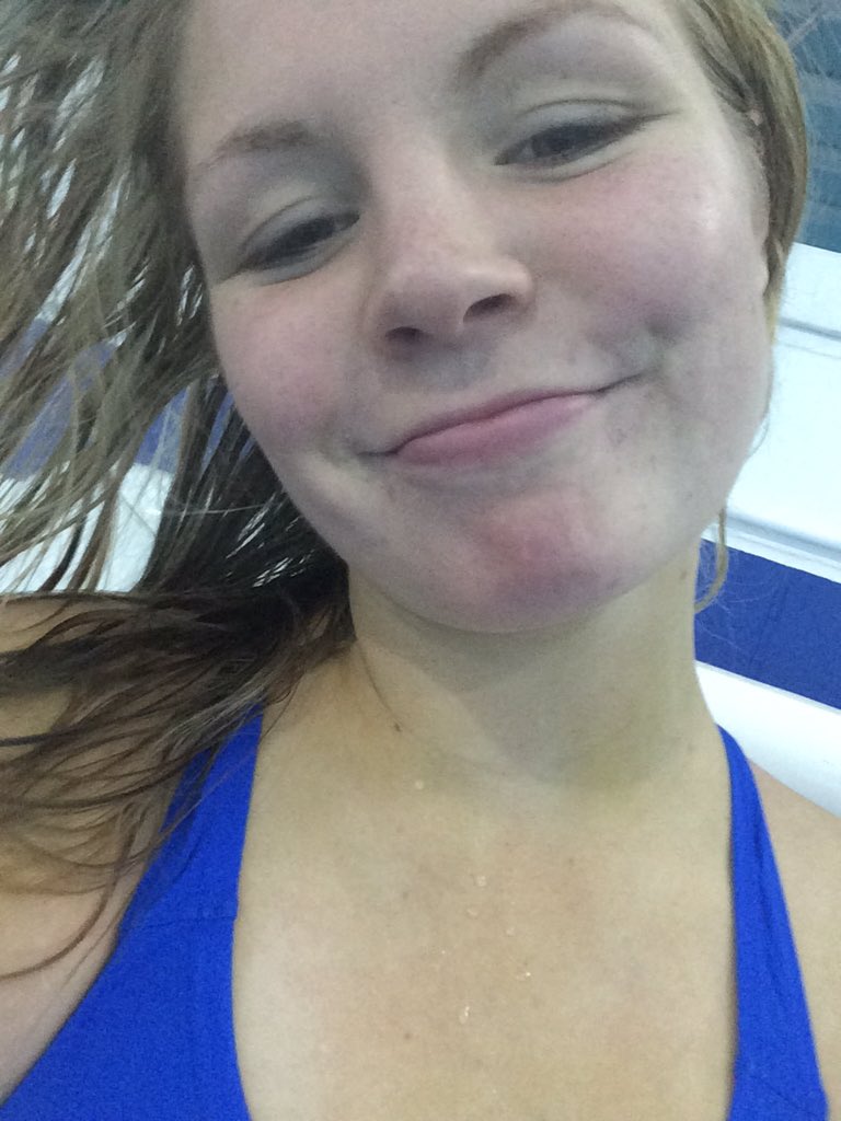 When you have that friend who's really hot @hannahasjskhfk