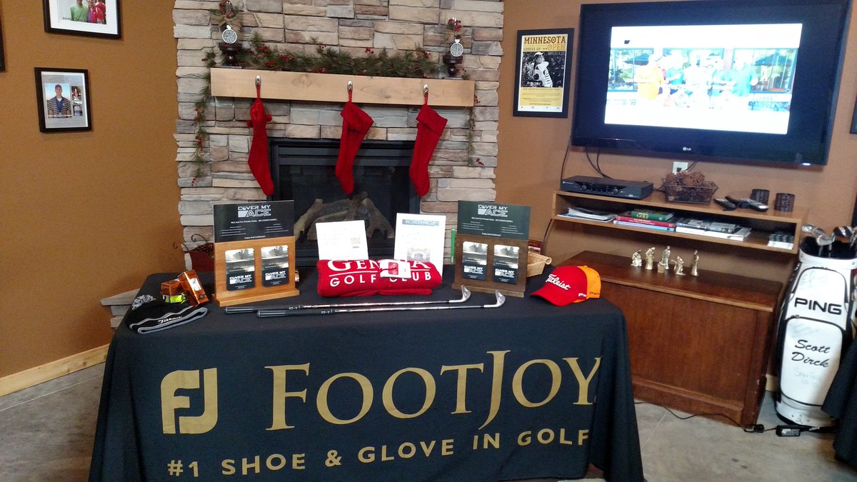 covermyace's tweet photo. CMA Launch Party before the crowd showed up. #prizes #coveryourace https://t.co/QI0Y9IC4NV