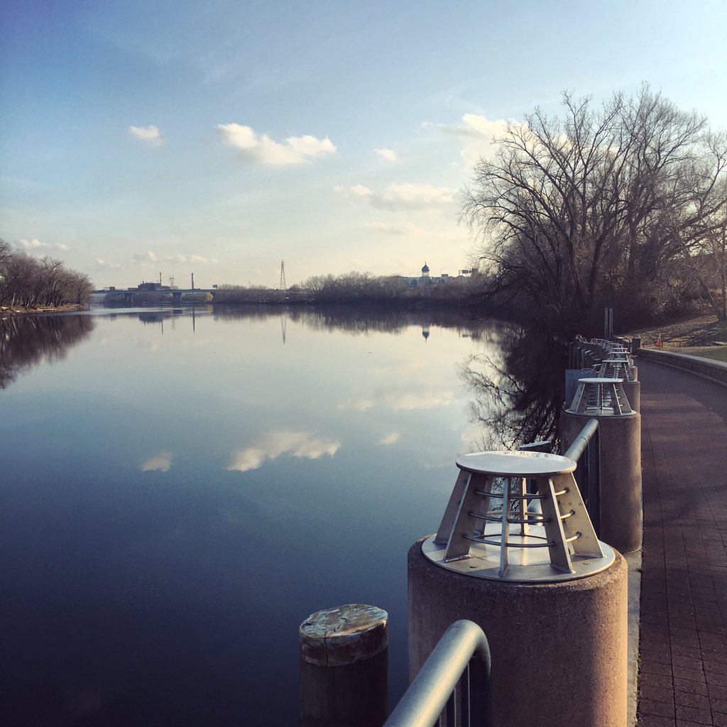 RiverfrontRecap's tweet photo. Looks like fall, feels like spring. Get outside this weekend! #ctriverfront #hartfordhasit https://t.co/SOX0WRmoqw