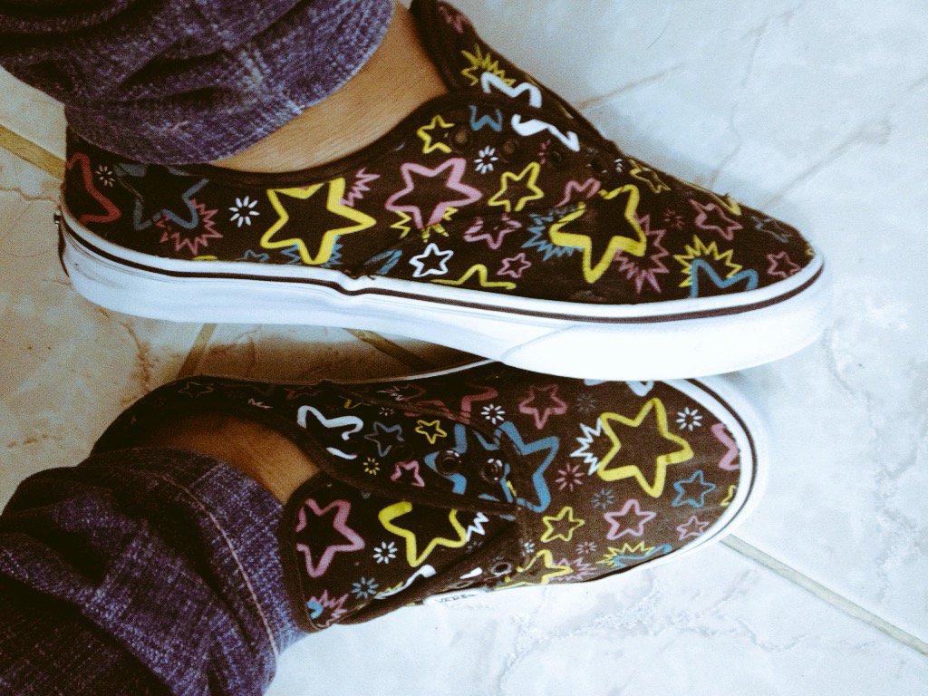 CristeliC's tweet photo. Y como siempre los tenisitos de diciembre LOL 😅 #vans #VANSenLiveOut #vanslove 😍😍 https://t.co/aSj55b9Zbr