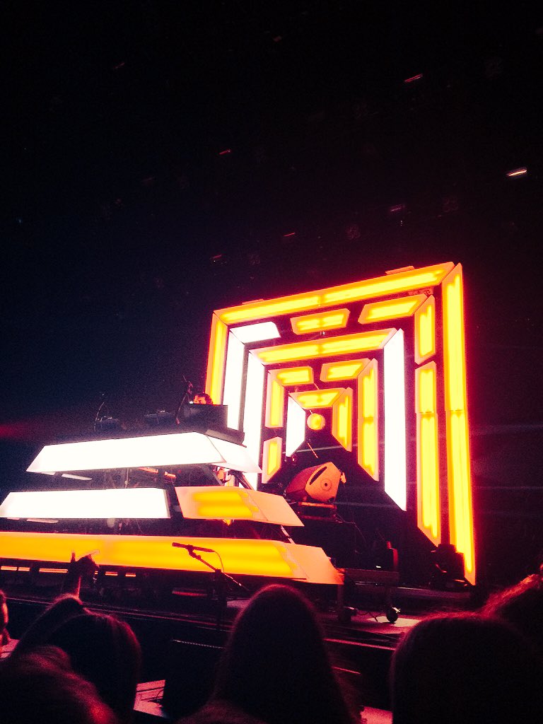 lilodqn's tweet photo. @TheAvenerMusic a mis le feu à Lyon pour le #flashdeeptour !! https://t.co/d6aYMB1KUj