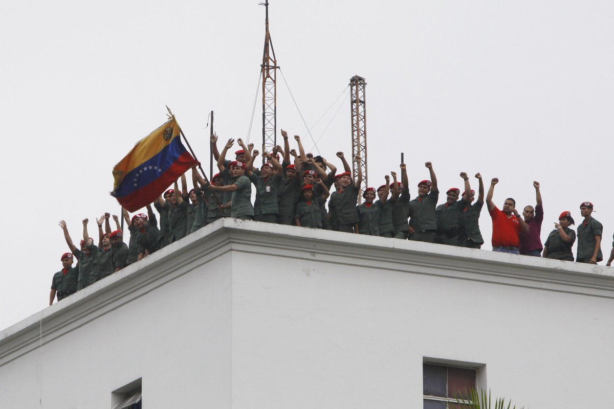 Cosole_Roj's tweet photo. Vamos #TROPA QUE SE SIENTA, AQUÍ MANDA ES EL PUEBLO.. NO SE EQUIVOQUEN. 
#13DeAbrilPermanente y para Siempre https://t.co/YpJUEE8jj1