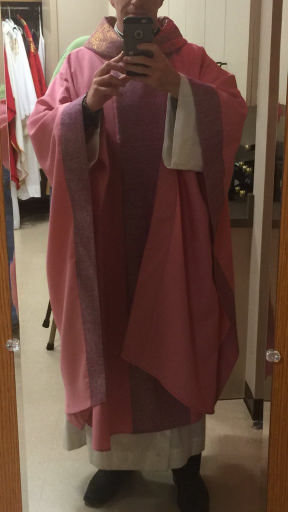 eleonard4th's tweet photo. Let's be honest what really is the color rose? #PrettyInPink https://t.co/khOH1hafOV