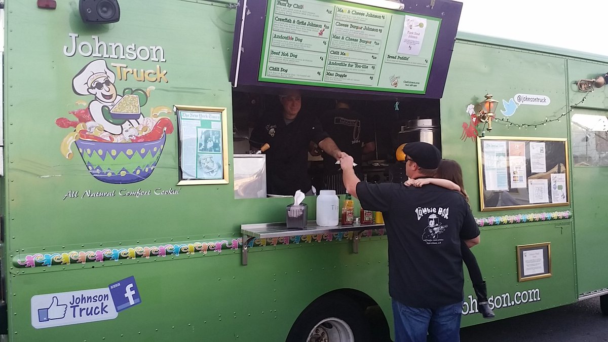 TheBeerPro's tweet photo. Crawfish and grits, Mac and Cheese burger @johnsontruck nicely done, #foodtruck #40arpent https://t.co/eQ8B5wX9cj