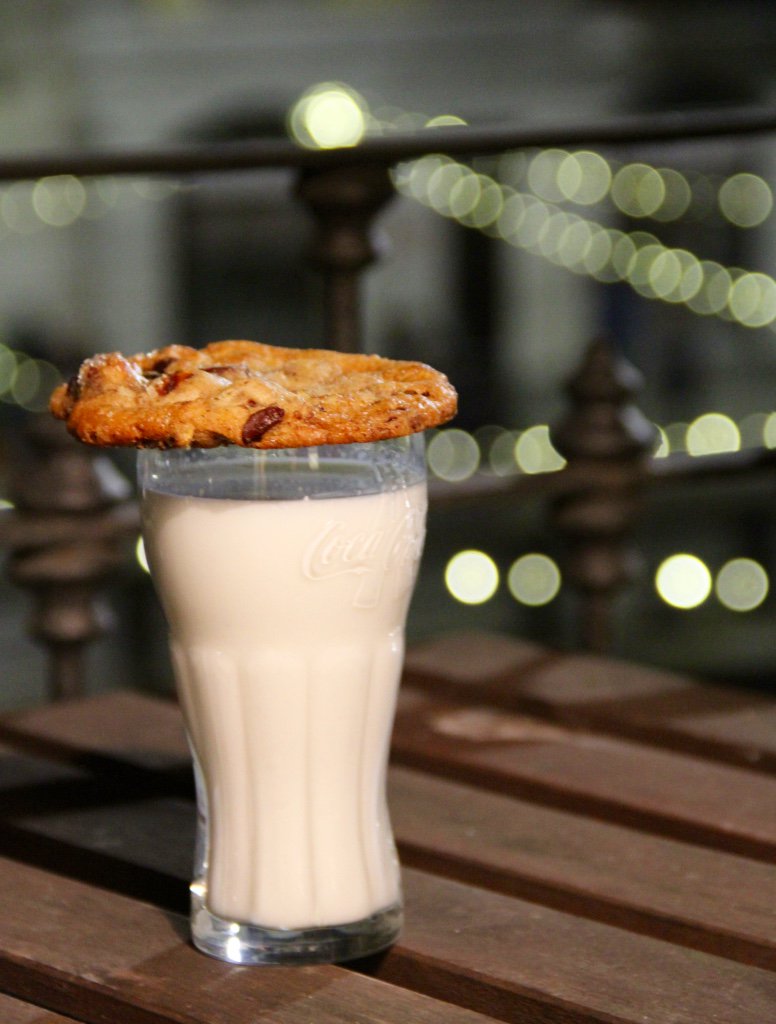 TheMAKTruck's tweet photo. Late-night #cookies &amp; milk #cookiesandmilk #chocolatechip #foodporn #eeeeeats #thesweetestplace https://t.co/Z8269A0iVN