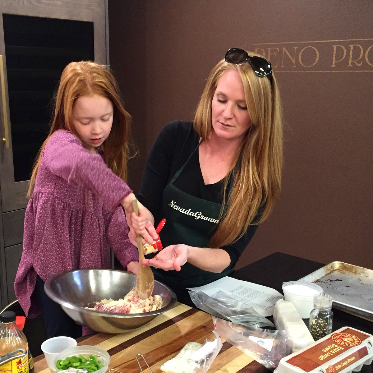 RenoLFG's tweet photo. Like mother like daughter! @alpineranch meatballs in sweet Polynesian sauce. @nevadagrown Last demo begins at 3p! https://t.co/KxvImKuCNs