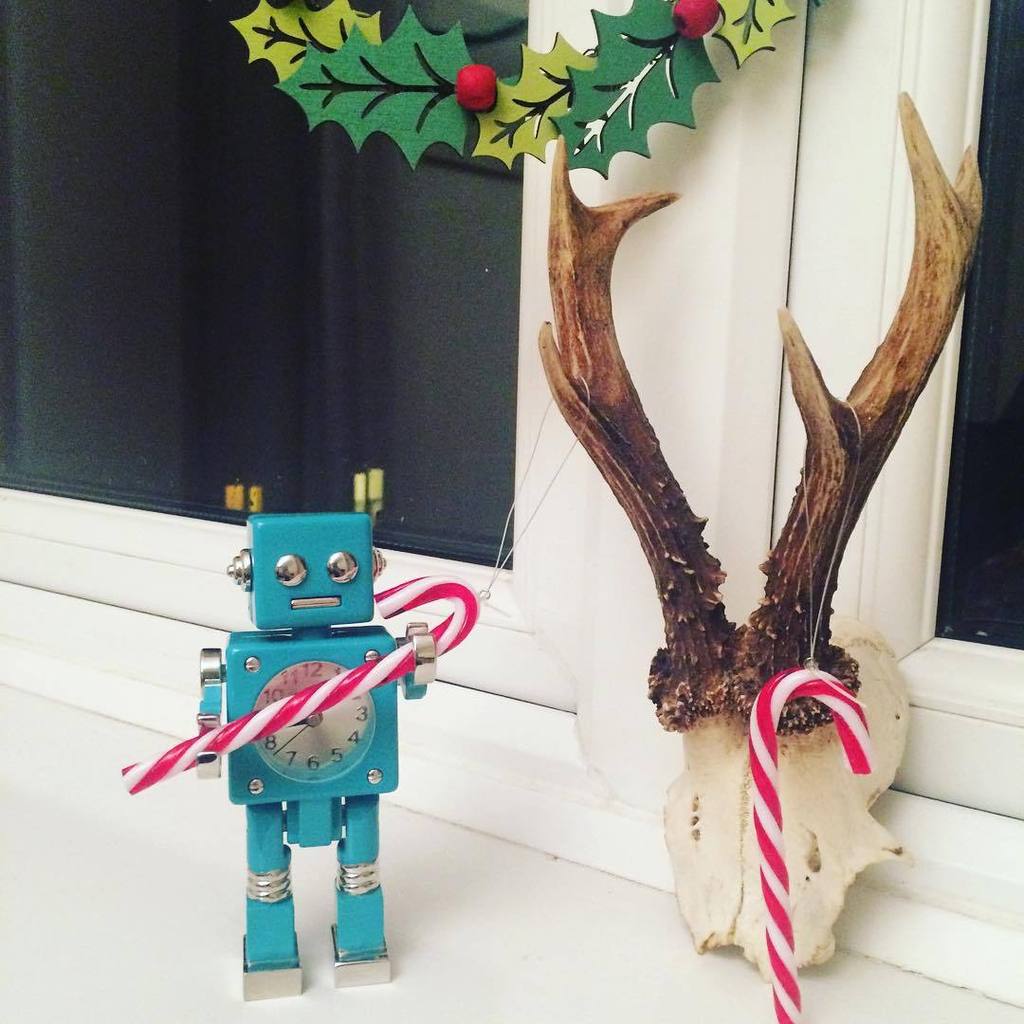 Otherbots's tweet photo. Everyone's feeling festive #candycanes #paperchase #robot #roedeer #wreath #robotclock #giselagraham #christmas by … https://t.co/zhV6W6DCRT