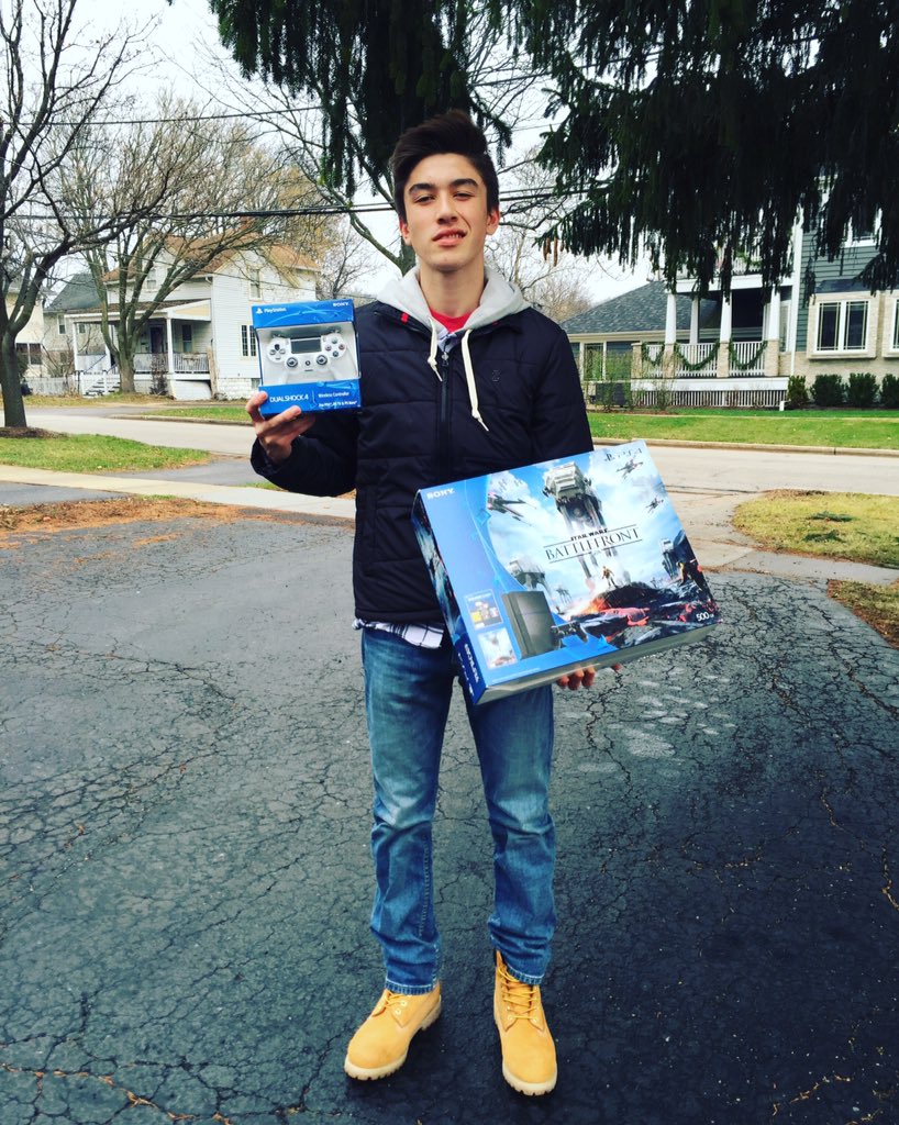 Lucciaann's tweet photo. Huge shoutout to @DailyMVP for hooking me up with a PS4! Try the app yourself! https://t.co/jHZPtJeJDF