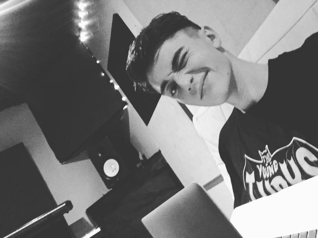 greysonchance's tweet photo. Saturday studio life https://t.co/y6lzO2vX9E