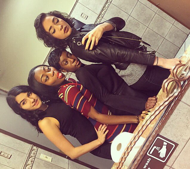 clothes_mindedx's tweet photo. Sex &amp; the City 🍾 https://t.co/lyQgl27A6W