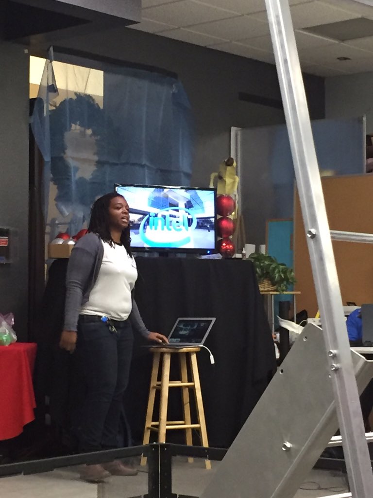 ChicagoKnights's tweet photo. Thank you @RachelHarsley stopping by @LevelUPChgo and sharing your story with us! #CleanSlateMessenger #HourOfCode https://t.co/9liI8dFbN9