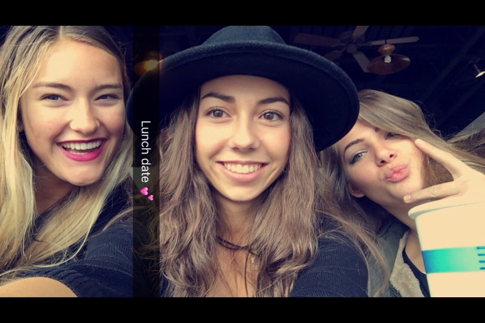 brielle1501's tweet photo. Love my girls https://t.co/qsRRSr0AuI