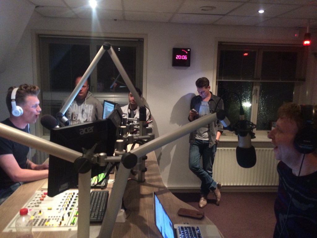 JouwFM's tweet photo. Het laatste uurtje ooit voor #Jouwfm. Je hoort het samen met @ErwinMoolenaar en Stefan Brau! #radiogeschiedenis https://t.co/IWFJ30fr5T