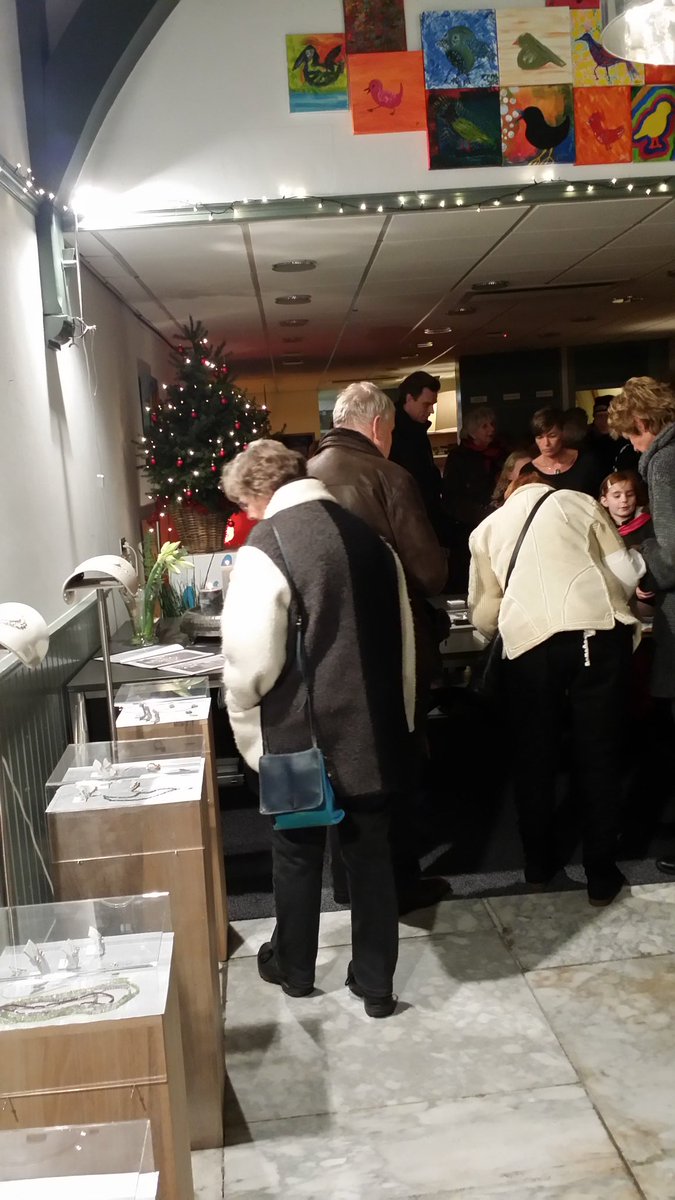 marschagen's tweet photo. Het is gezellig druk in Schoonhoven! Prachtige sieraden en #gluhwijn 😃 @WelkomophetWerk @zilvernacht https://t.co/uwEoP7PRne
