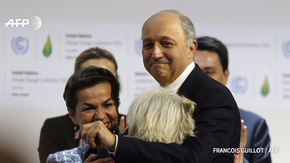afpfr's tweet photo. #COP21 Accord historique à Paris pour sauver la planète d’un désastre climatique https://t.co/TfrsQQDmtM #AFP https://t.co/N9maB2ym0h