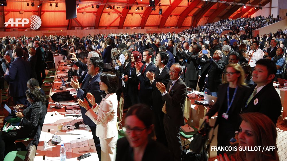afpfr's tweet photo. #COP21 Accord historique à Paris pour sauver la planète d’un désastre climatique https://t.co/TfrsQQDmtM #AFP https://t.co/N9maB2ym0h