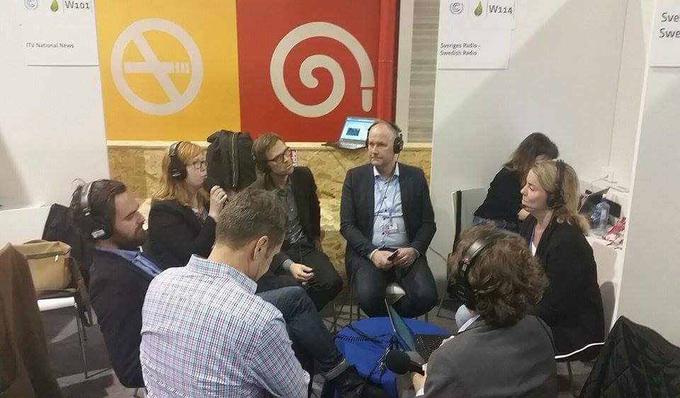 pushsverige's tweet photo. @medierna @JenniferUne analyserar #COP21 sm enda kvinna. Avtalet=start men otillräckligt,Nu upp till oss! #pushcop21 https://t.co/QT14TT5jCY