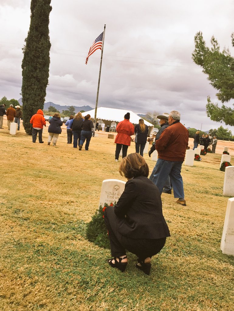 kelliwardaz's tweet photo. Honored to be part of @WreathsAcross America in #Tucson #Remember #Honor #Teach #Veterans https://t.co/GLCaDm3nNz https://t.co/GmMXXwyfdl