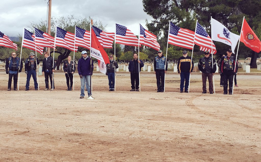 kelliwardaz's tweet photo. Honored to be part of @WreathsAcross America in #Tucson #Remember #Honor #Teach #Veterans https://t.co/GLCaDm3nNz https://t.co/GmMXXwyfdl