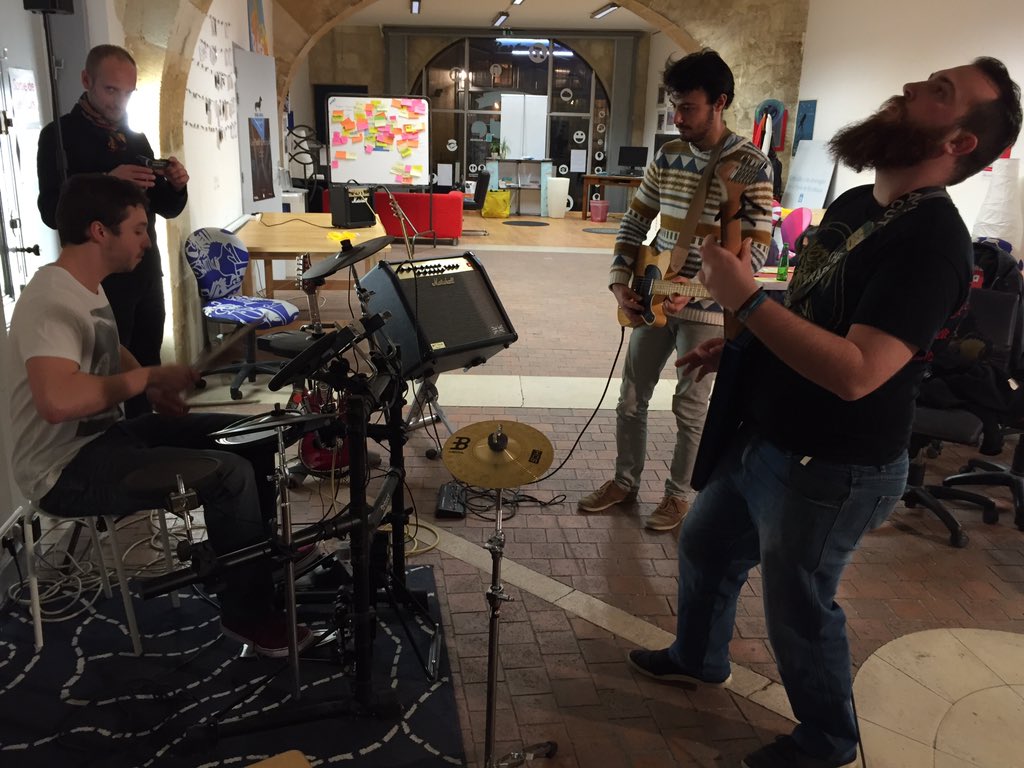 jam_shake's tweet photo. On vous cache pas que ça envoi du lourd dans notre jam-session au @bxnode ! #Mshake #jamsession #jamshake https://t.co/kv88zVE15L