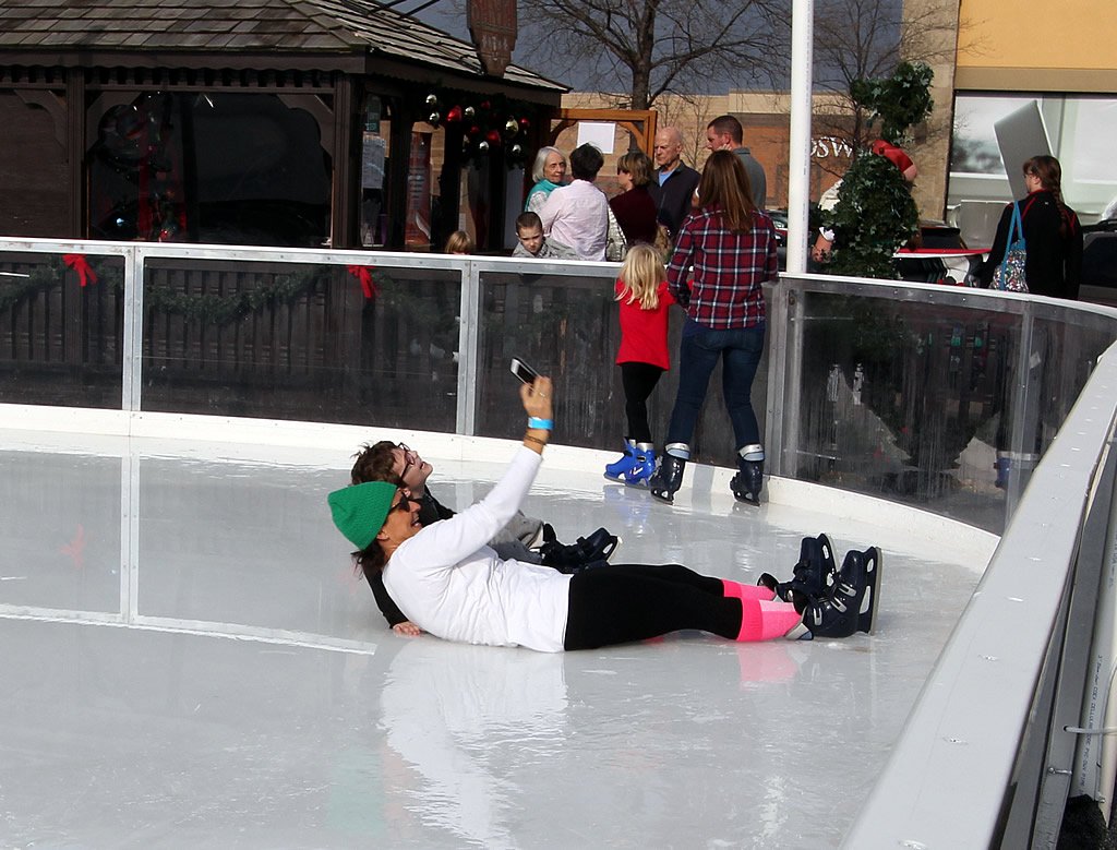 AroundIndy's tweet photo. Ice rink selfie!! @therinkhtc (Hamilton Town Center, #Noblesville #Indiana) https://t.co/DvNdzkDnHD