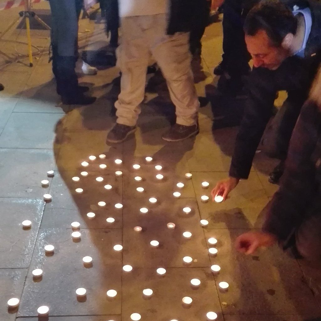 GhitaIacono's tweet photo. "#FlashMobDays per tutte le vittime del terrorismo, armato e finanziario.
#M5S
@M5SROMAV
#Peace
#nowar https://t.co/t3N3aGHBsU