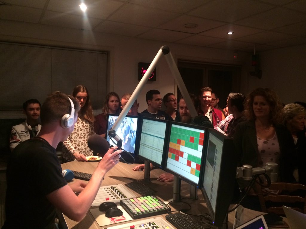 JouwFM's tweet photo. De studio loopt al goed vol! De laatste minuten van ons mooie station. #radiogeschiedenis https://t.co/zuxSMmpjiP