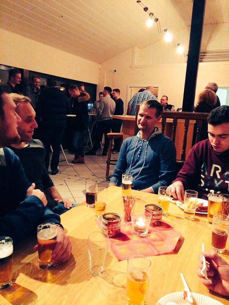 PMeinen's tweet photo. #Weihnachtsfeier #clubheim #besterverein #sv28 #halbeE #gesippt
@adrianbvb93 @emreaydin @Pawa_89 @Kevvvnaaa https://t.co/Cox3NBLESO