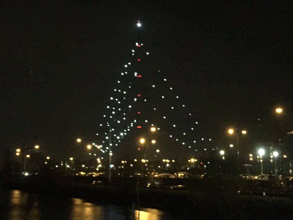 markogertschnig's tweet photo. Kerstboom aan. Regen uit! #ijsselstein https://t.co/z8g8zFVlKF