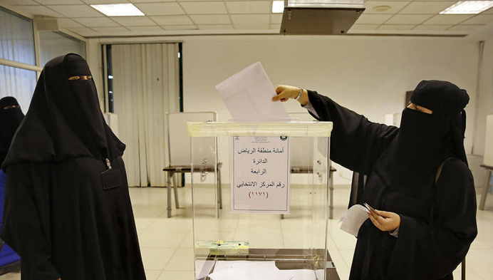 latimes's tweet photo. PHOTOS: It's a historic day in Saudi Arabia. Women are finally voting for the first time: https://t.co/eG4yISjm9A https://t.co/AjMPgP8q0o