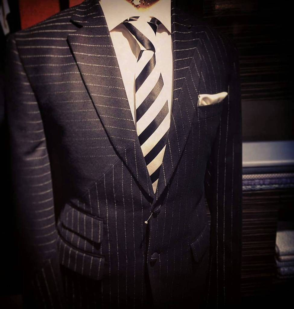 clino_ch's tweet photo. from @sameergandhi.india - Assymytric chalk stripe construction......#sbj #sameergandhi #… https://t.co/TiSXYWNnUG https://t.co/YhvUlNF5Xn